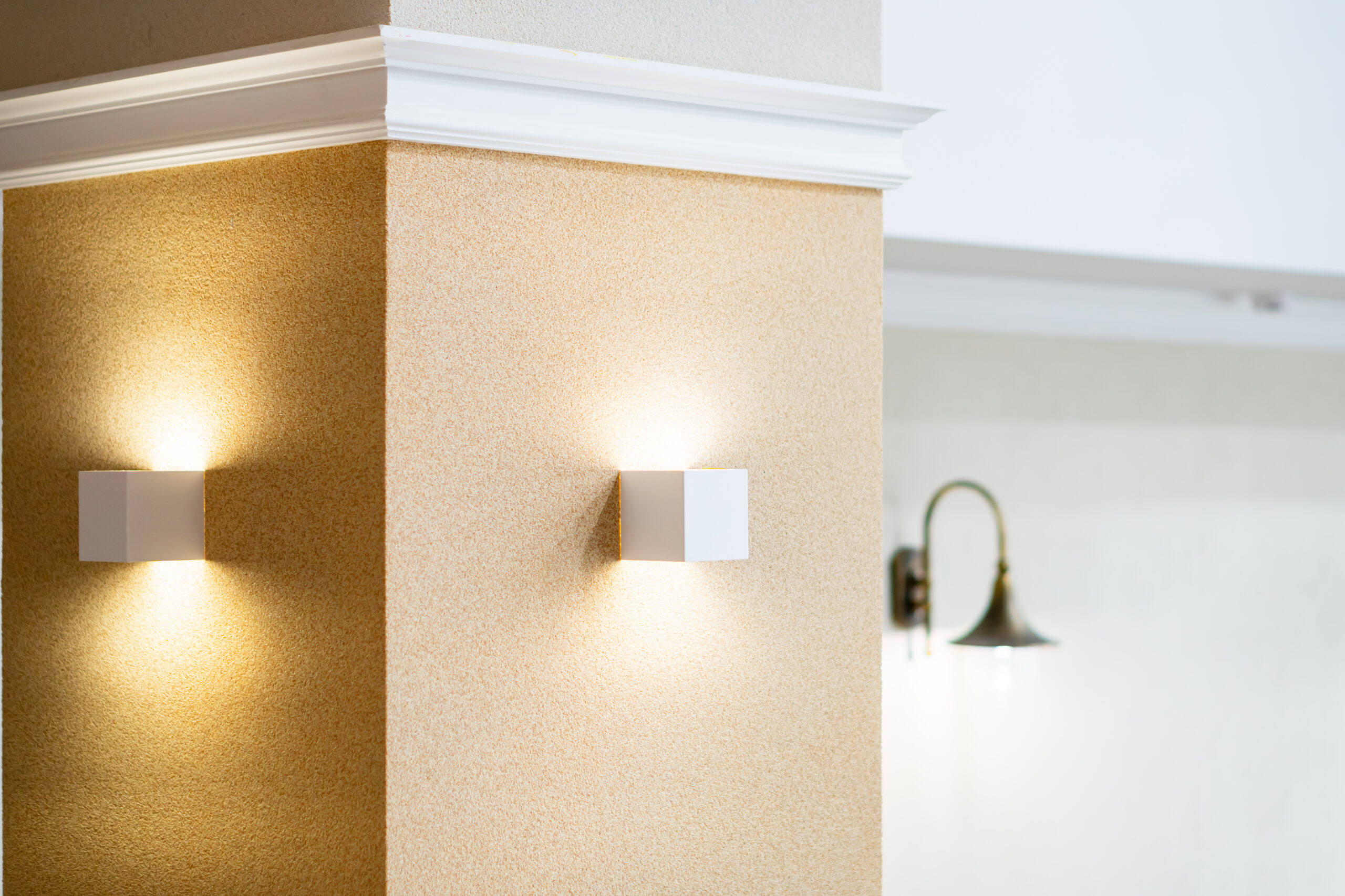 casa moderna illuminata con luci di design